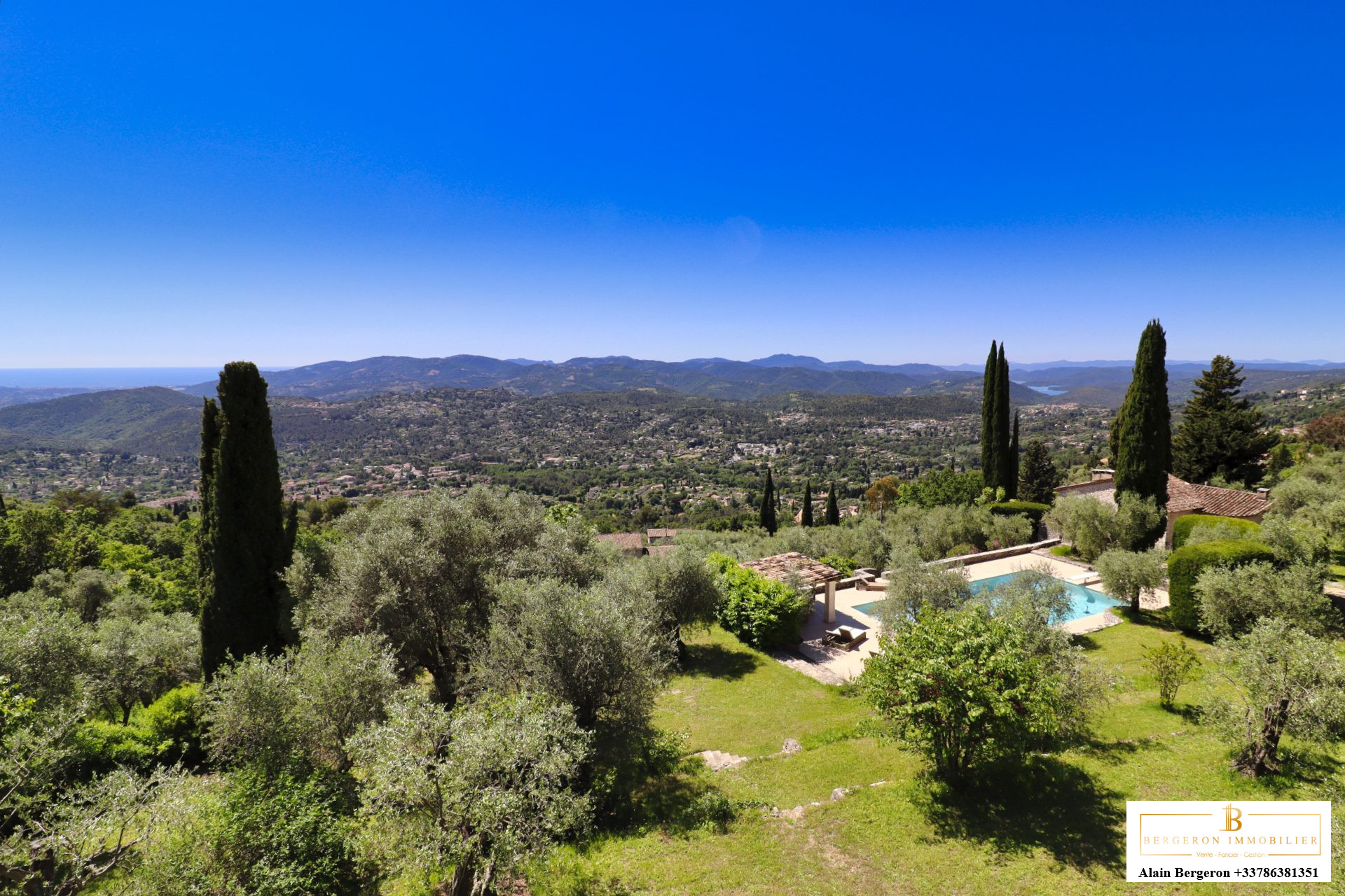 Bastide d’exception à Cabris Vue panoramique d'une bastide avec piscine et oliviers à Cabris, Provence.