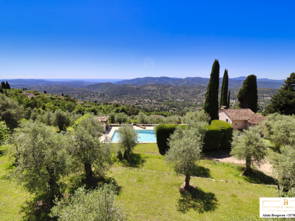 Vue panoramique d'une bastide provençale avec piscine et oliviers à Cabris.