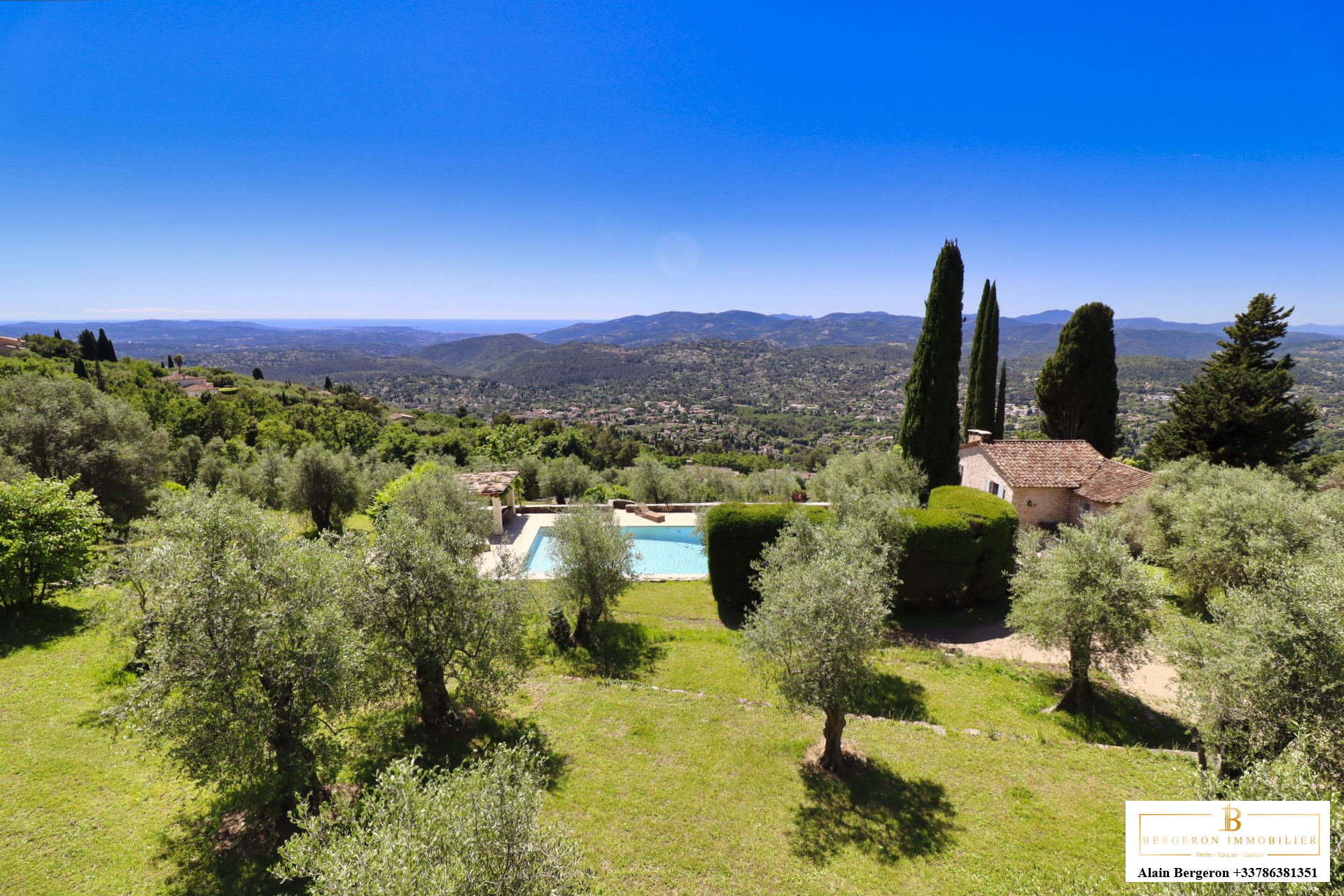 Bastide Provençale avec Piscine Vue panoramique d'une bastide provençale avec piscine et oliviers à Cabris.
