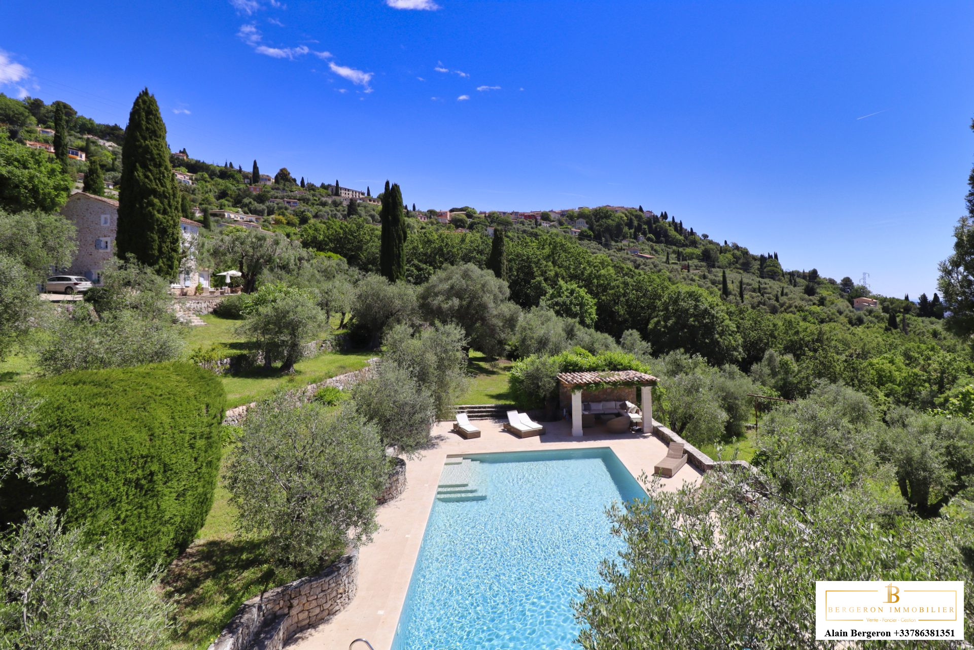 Bastide d’exception à Cabris Vue d'une bastide provençale avec piscine et jardin méditerranéen à Cabris.