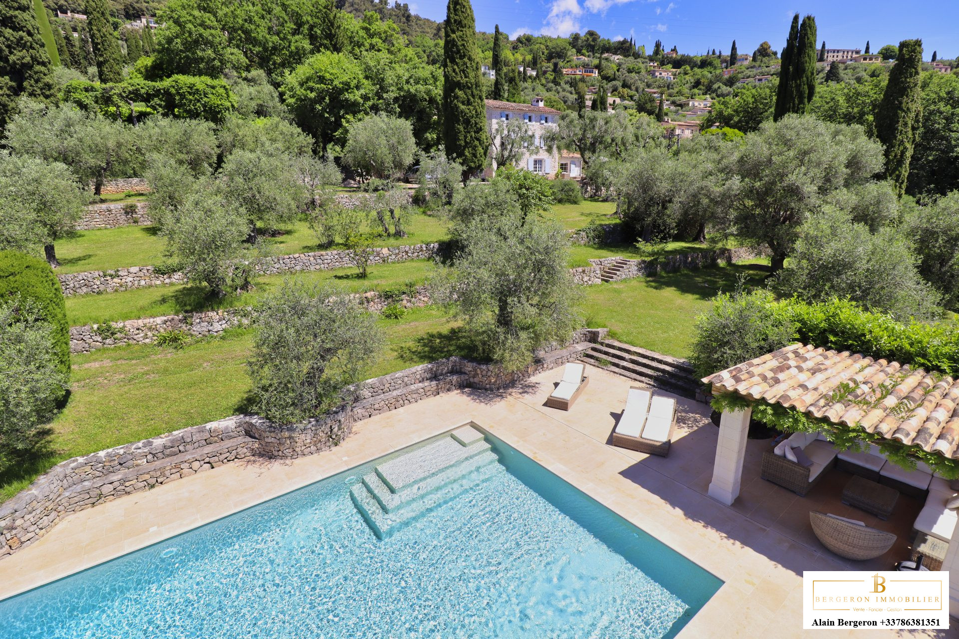 Bastide avec piscine et jardin méditerranéen Vue d'une piscine et d'un jardin méditerranéen avec oliviers à Cabris.