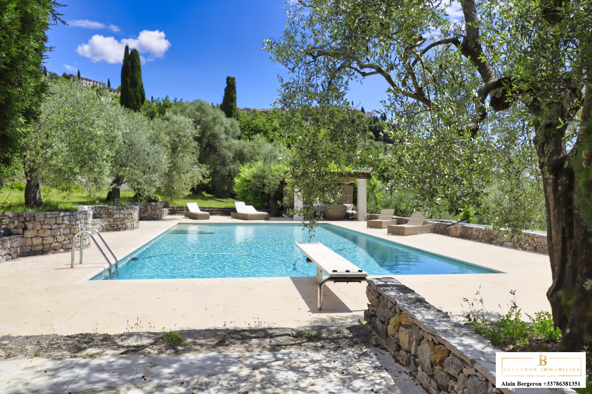 Bastide avec piscine et oliviers Piscine entourée d'oliviers dans une bastide provençale à Cabris.