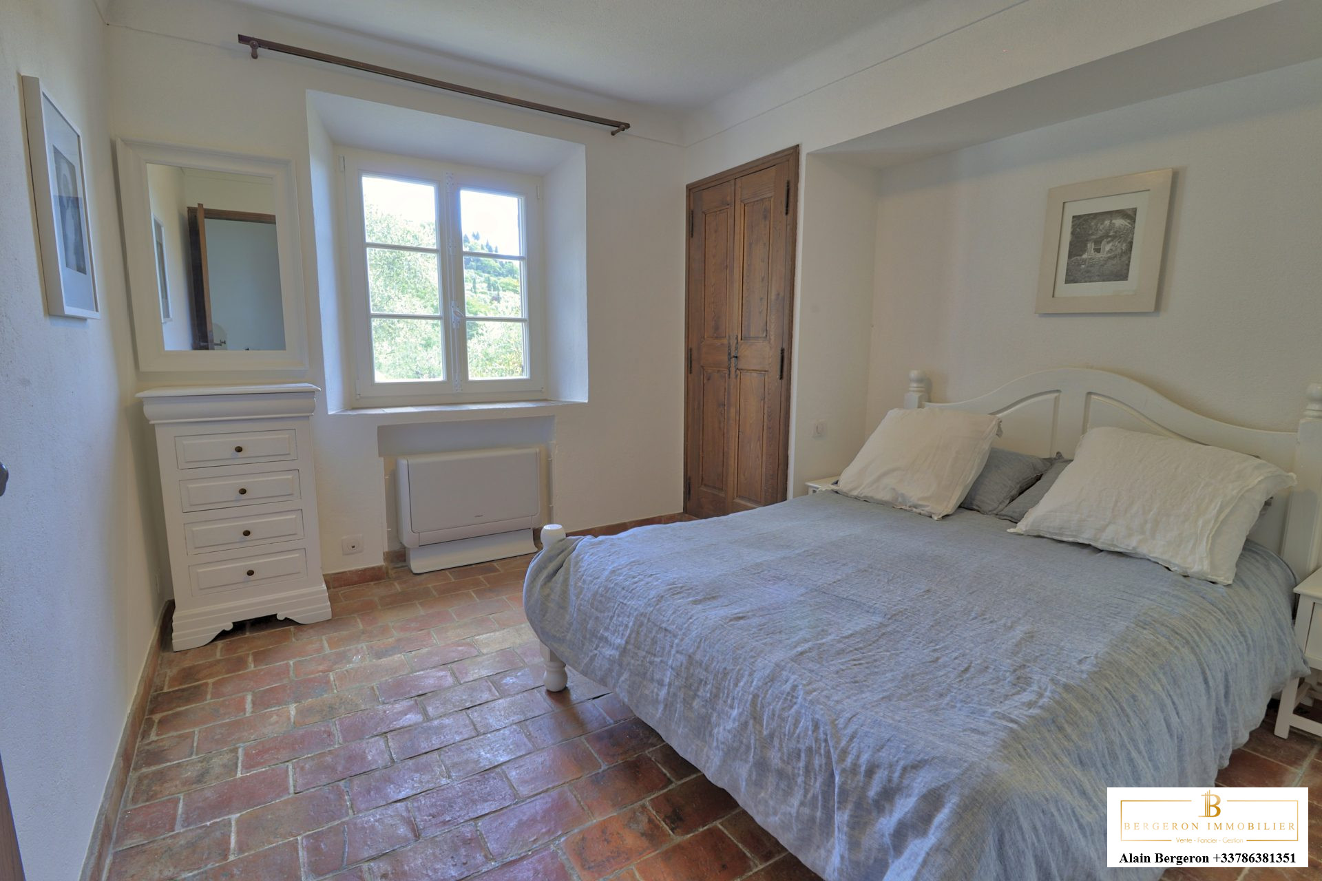 Chambre de bastide provençale Chambre d'une bastide provençale avec lit double et fenêtre donnant sur le jardin.