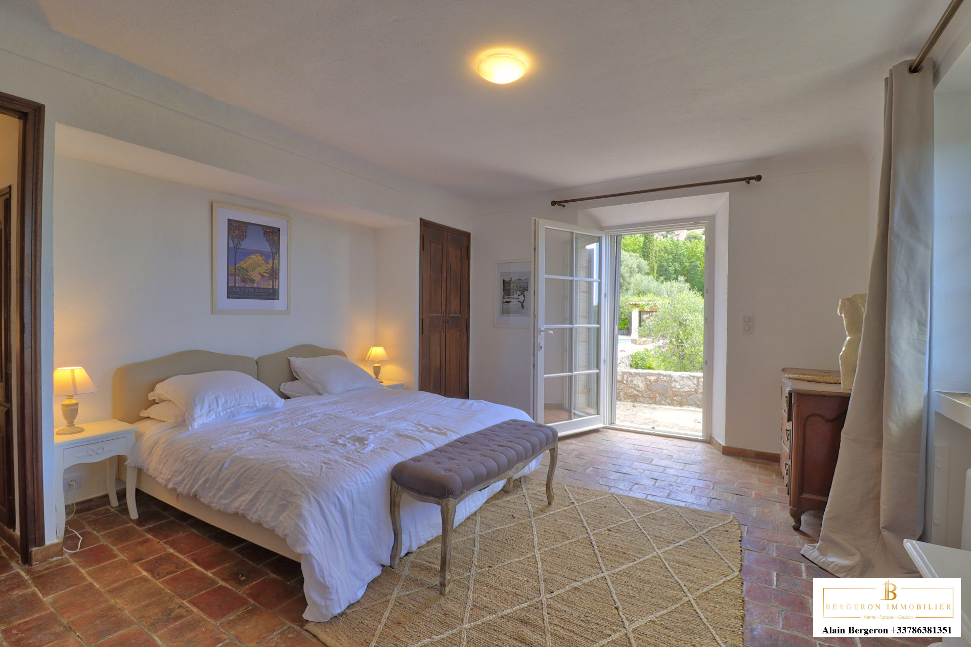 Chambre d’une bastide provençale à Cabris Chambre lumineuse d'une bastide provençale à Cabris, avec accès à un jardin.