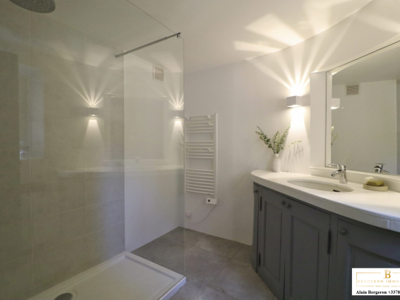 Salle de bain moderne avec douche et lavabo dans une bastide provençale à Cabris.