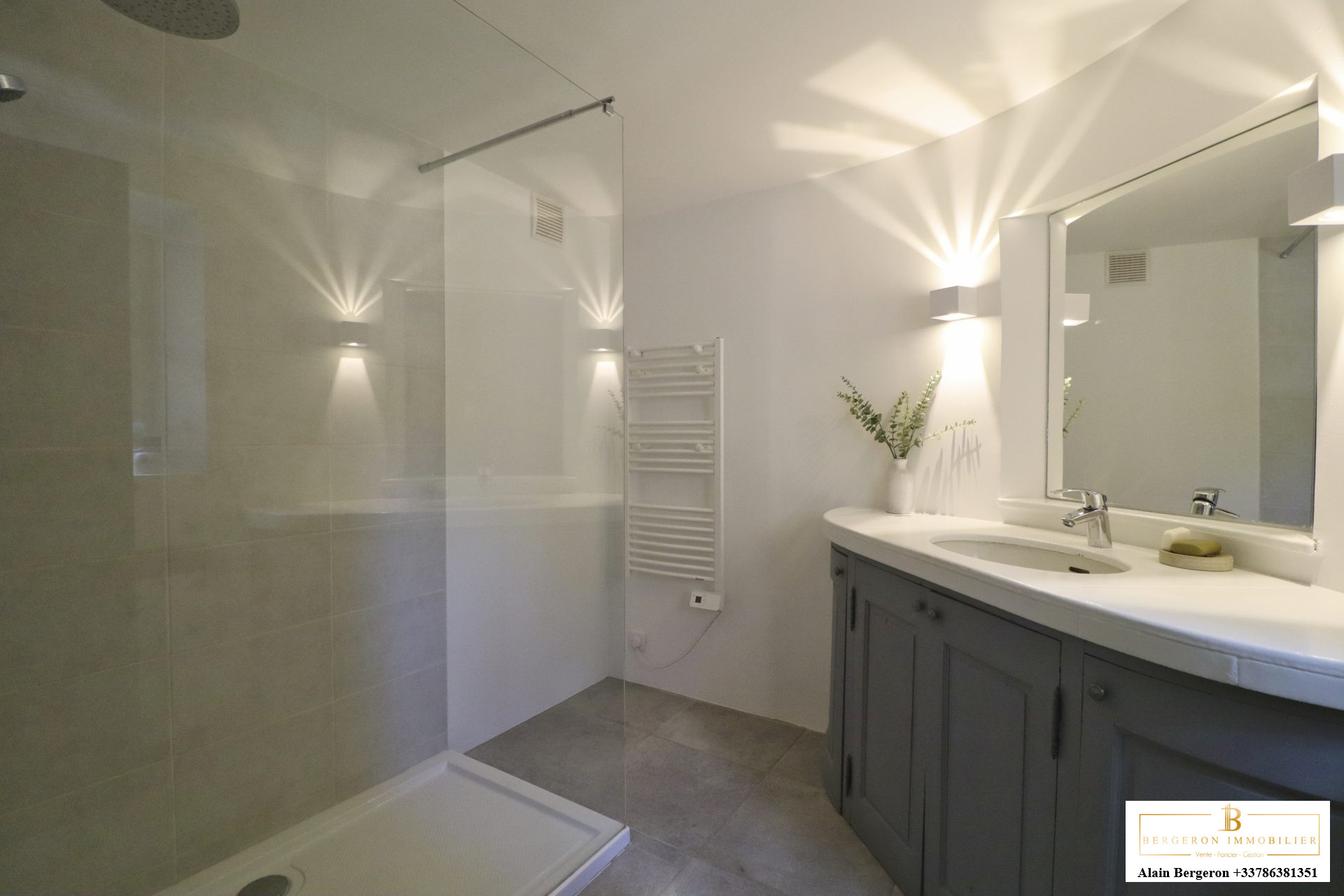 Salle de bain de la bastide à Cabris Salle de bain moderne avec douche et lavabo dans une bastide provençale à Cabris.