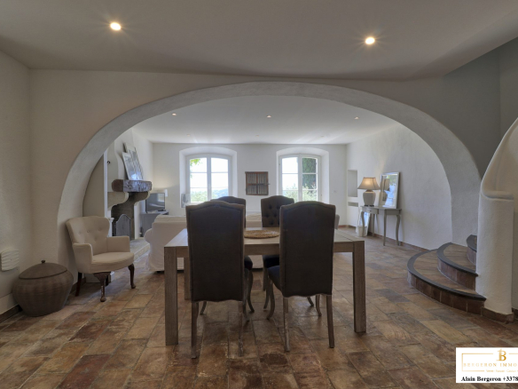 Intérieur d'une bastide provençale avec salon et salle à manger, décor élégant et lumineux.