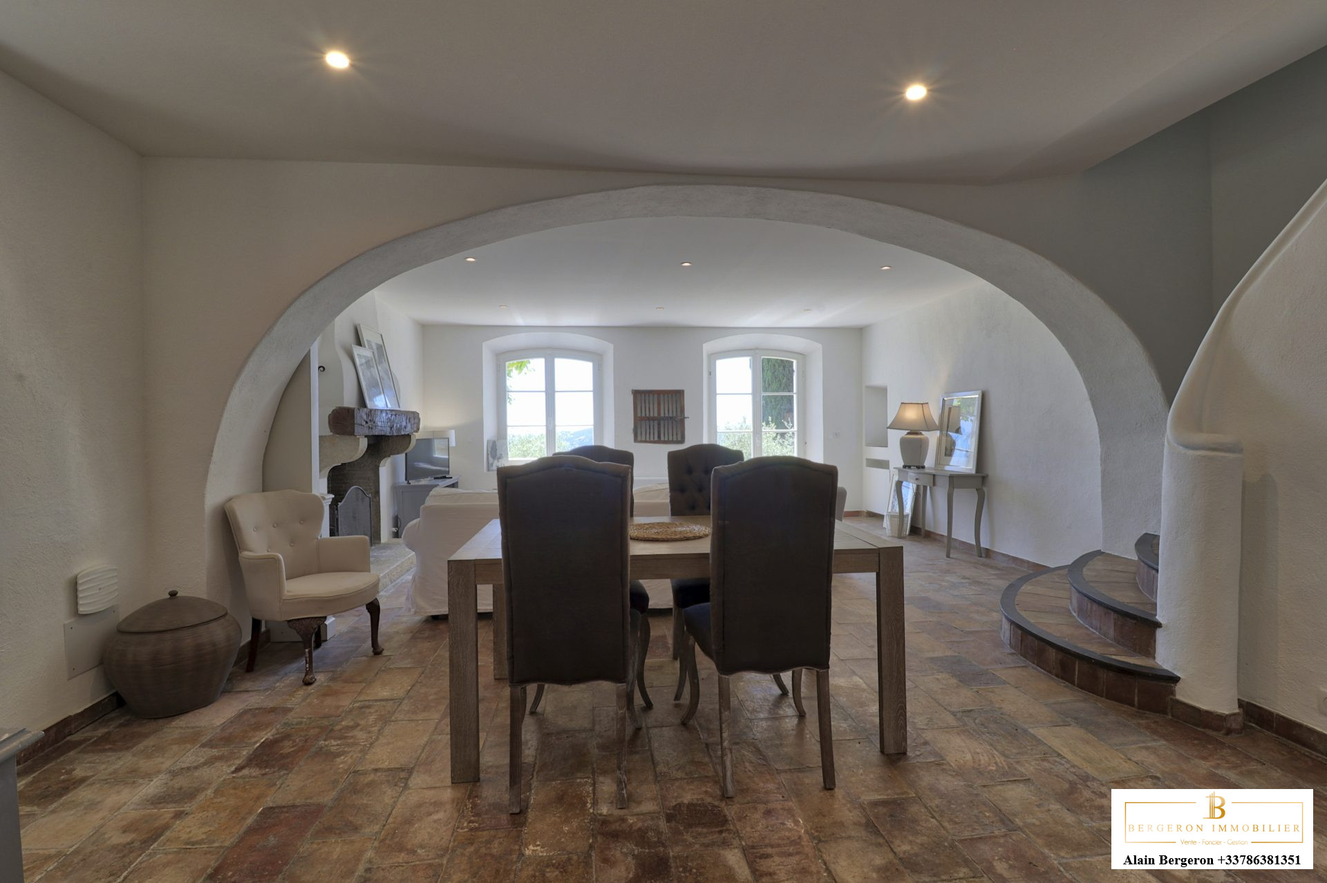 Intérieur d’une bastide provençale Intérieur d'une bastide provençale avec salon et salle à manger, décor élégant et lumineux.