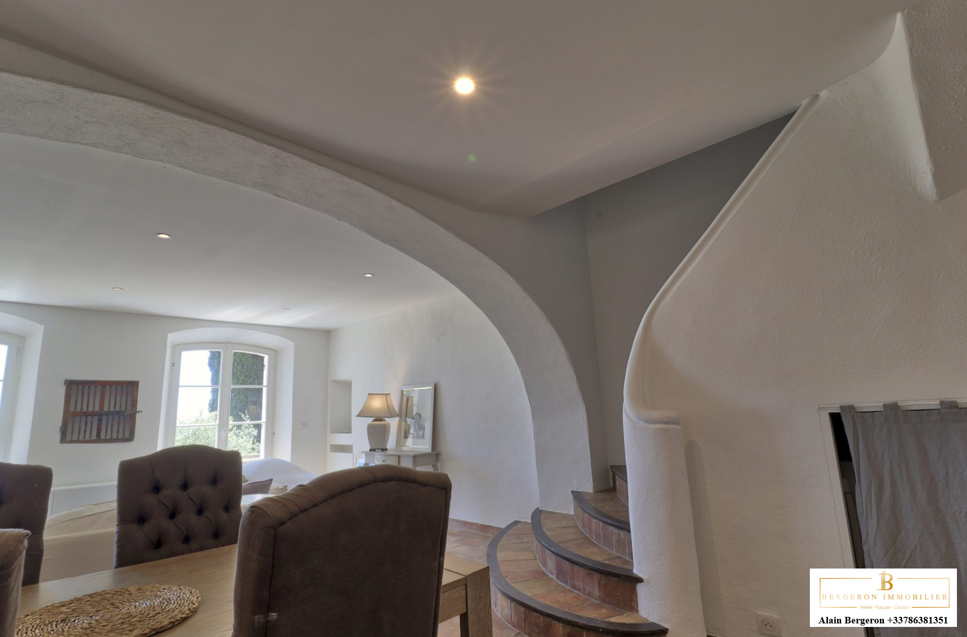 Intérieur d’une bastide provençale Intérieur d'une bastide provençale avec un escalier et des murs blancs.