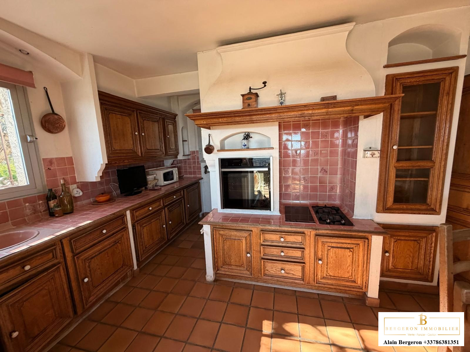 Cuisine de villa à Spéracèdes Cuisine spacieuse avec meubles en bois et carrelage dans une villa à Spéracèdes.