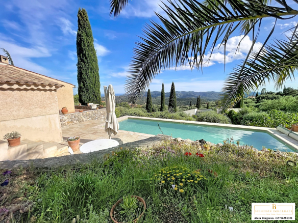 View of a house with swimming pool and garden, surrounded by green landscapes in Spéracèdes.