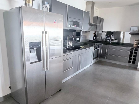 Cuisine moderne avec appareils en acier inoxydable dans une villa à Spéracèdes.