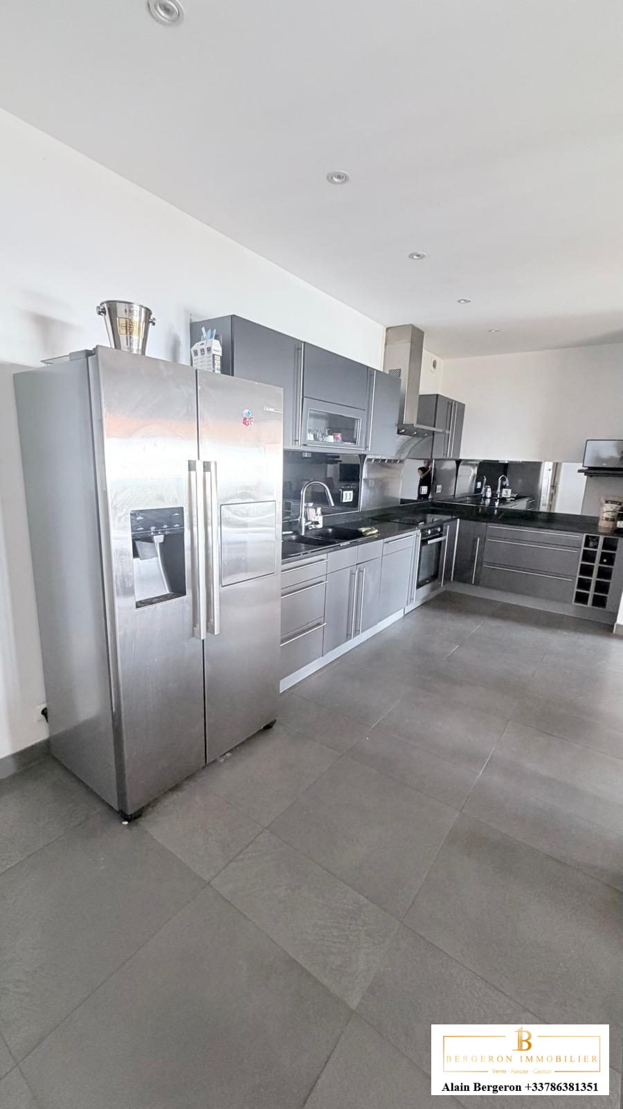 Cuisine de la villa à Spéracèdes Cuisine moderne avec appareils en acier inoxydable dans une villa à Spéracèdes.