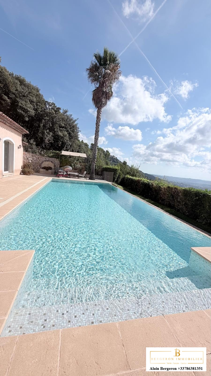 Villa avec piscine à Spéracèdes Villa avec piscine et vue panoramique à Spéracèdes, ciel nuageux en arrière-plan.