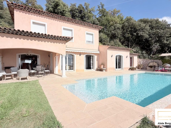Villa avec piscine et jardin à Spéracèdes, vue panoramique, construction en 2008.