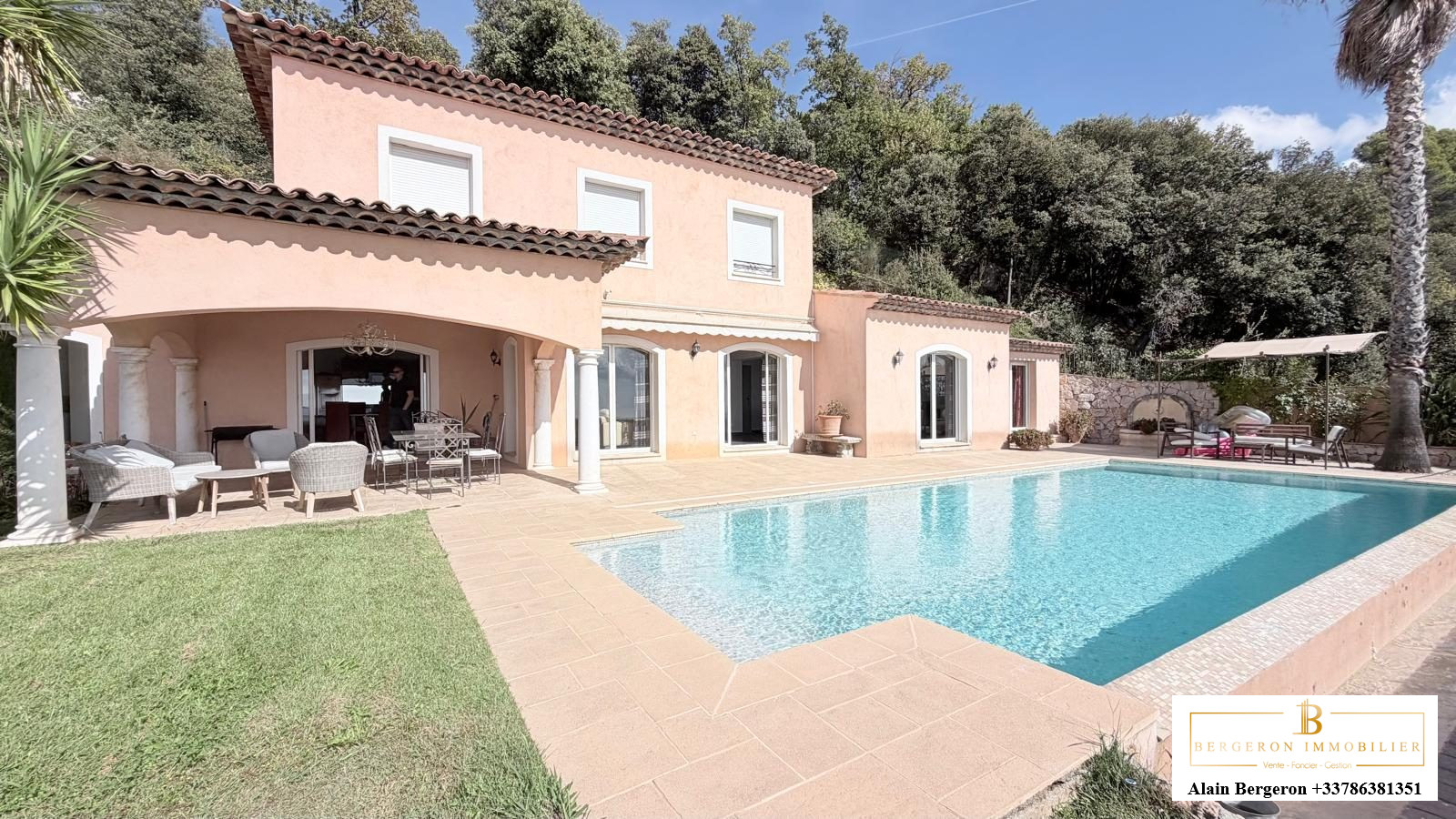 Villa vue panoramique à Spéracèdes Villa avec piscine et jardin à Spéracèdes, vue panoramique, construction en 2008.