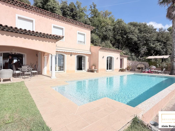 Villa avec piscine et jardin à Spéracèdes, construction de 2008.