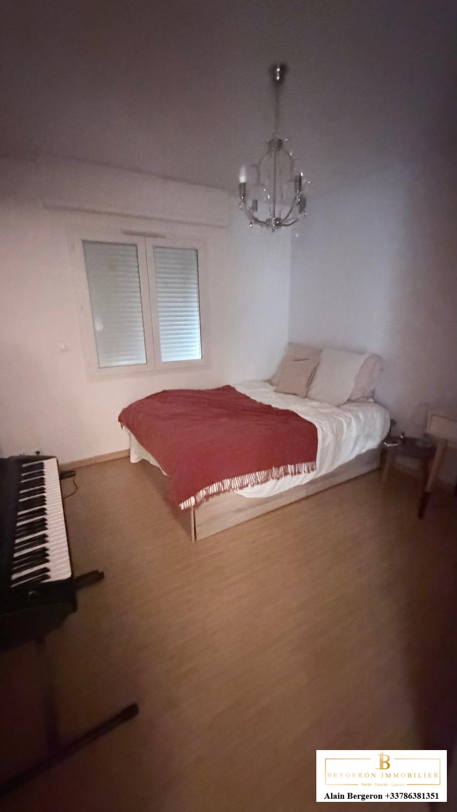 Chambre de villa à Spéracèdes Chambre d'une villa à Spéracèdes avec lit et piano.