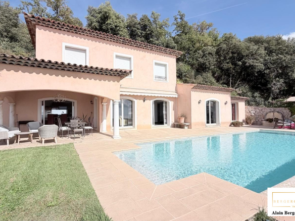 Villa avec piscine et jardin à Spéracèdes, vue panoramique, construction 2008.