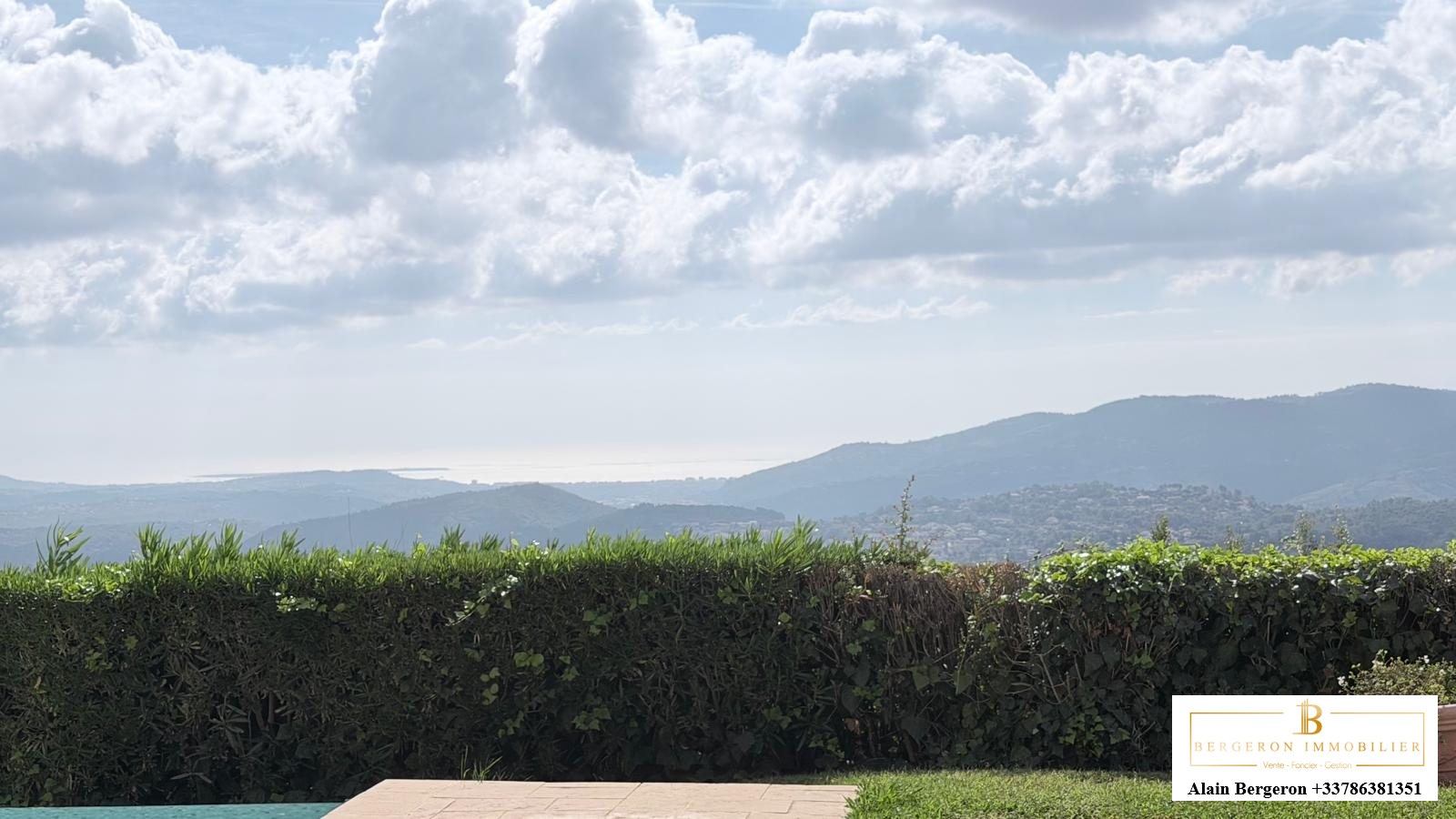 Villa avec vue panoramique à Spéracèdes Vue panoramique depuis une villa à Spéracèdes avec des collines et la mer au loin.