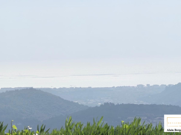 Vue panoramique depuis une villa sur les collines de Spéracèdes, avec la mer en arrière-plan.