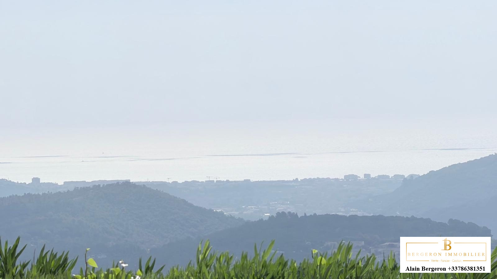 Villa avec vue panoramique à Spéracèdes Vue panoramique depuis une villa sur les collines de Spéracèdes, avec la mer en arrière-plan.