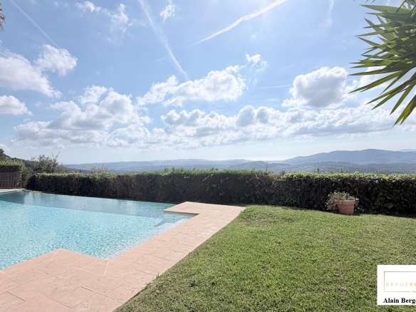 Villa moderne avec piscine et vue panoramique sur les collines à Spéracèdes.