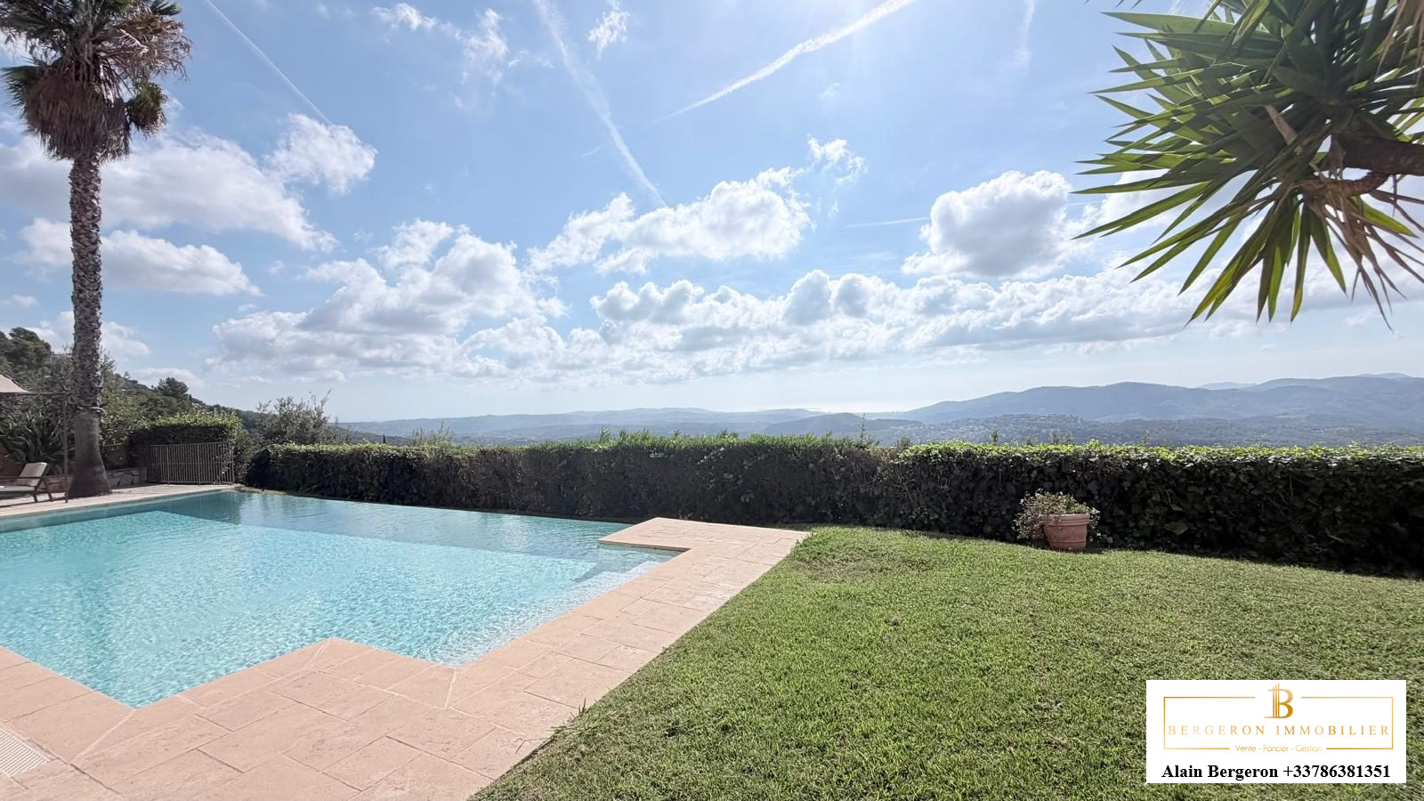 Villa avec piscine à Spéracèdes Villa moderne avec piscine et vue panoramique sur les collines à Spéracèdes.
