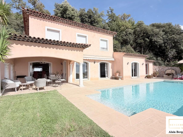 Villa avec piscine et jardin à Spéracèdes, vue panoramique, construite en 2008.
