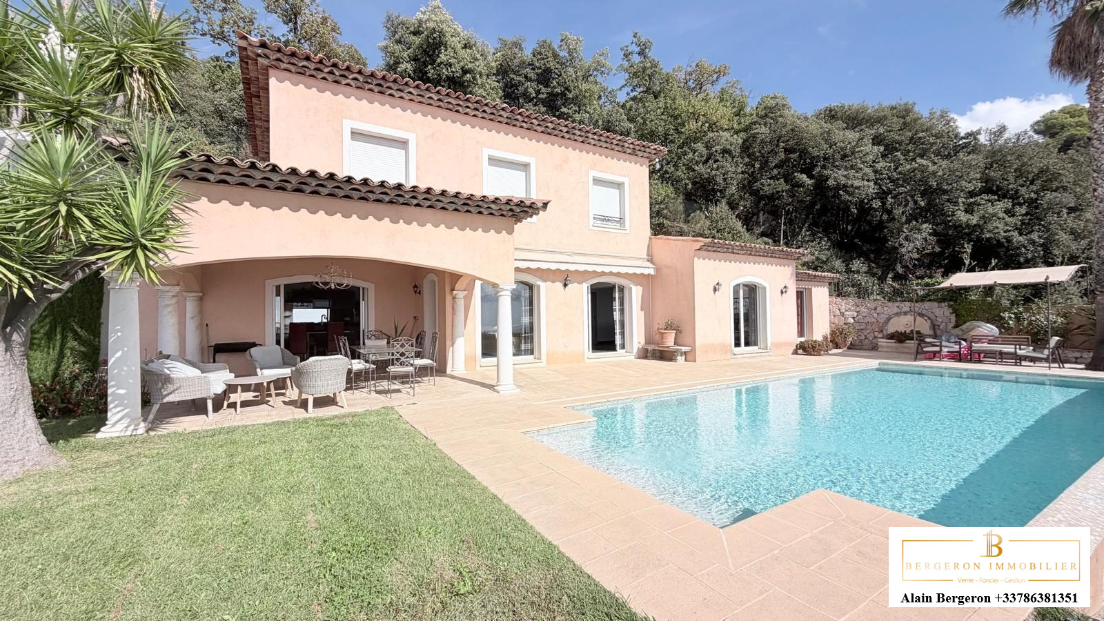 Villa avec vue panoramique à Spéracèdes Villa avec piscine et jardin à Spéracèdes, vue panoramique, construite en 2008.