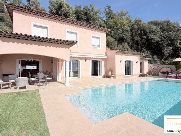 Villa avec piscine et vue panoramique, située à Spéracèdes.