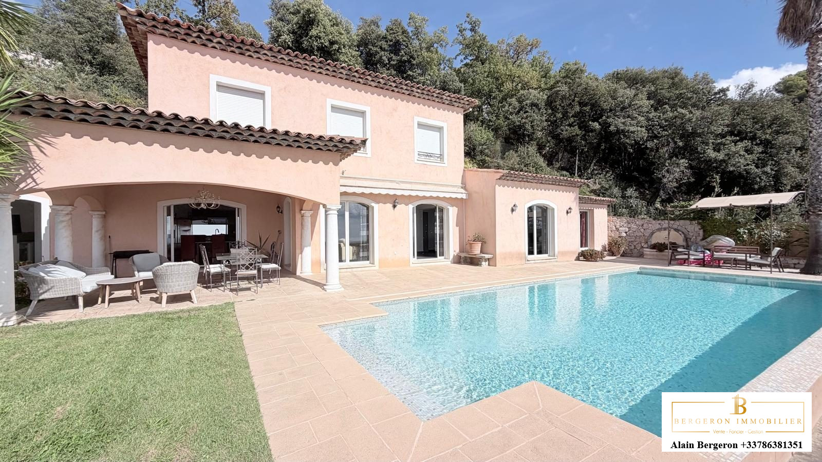 Villa vue panoramique à Spéracèdes Villa avec piscine et vue panoramique, située à Spéracèdes.