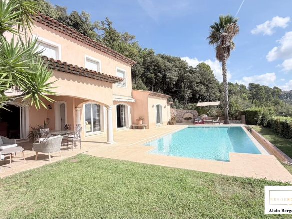 Villa avec piscine et jardin à Spéracèdes, vue panoramique sur la nature environnante.