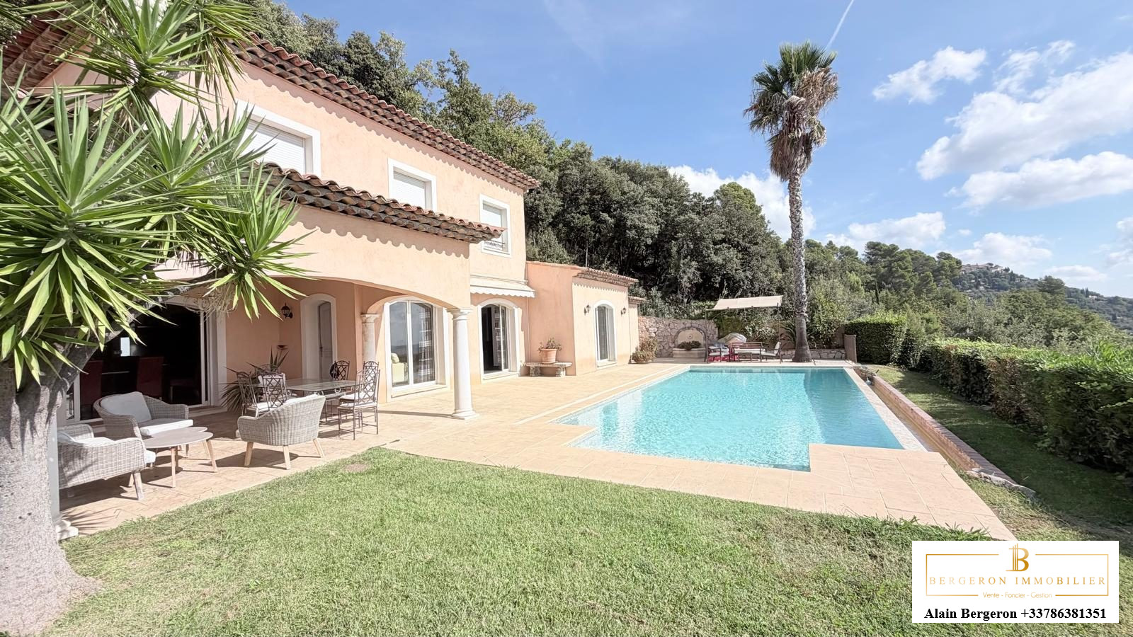 Villa panoramique à Spéracèdes Villa avec piscine et jardin à Spéracèdes, vue panoramique sur la nature environnante.