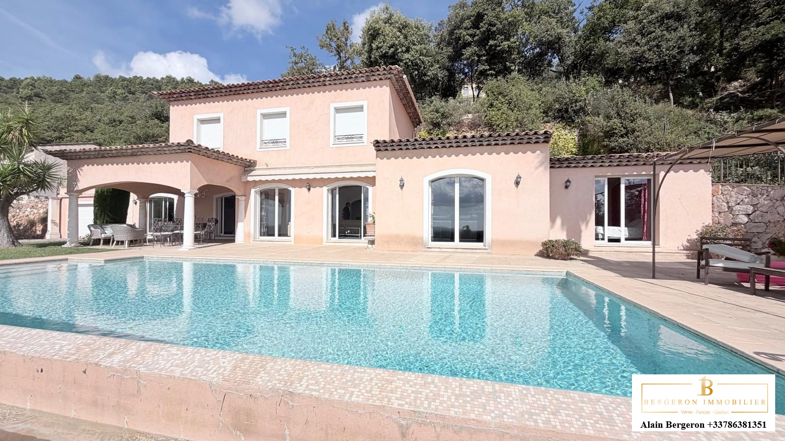 Villa avec piscine à Spéracèdes Villa avec piscine et vue panoramique à Spéracèdes, construite en 2008.