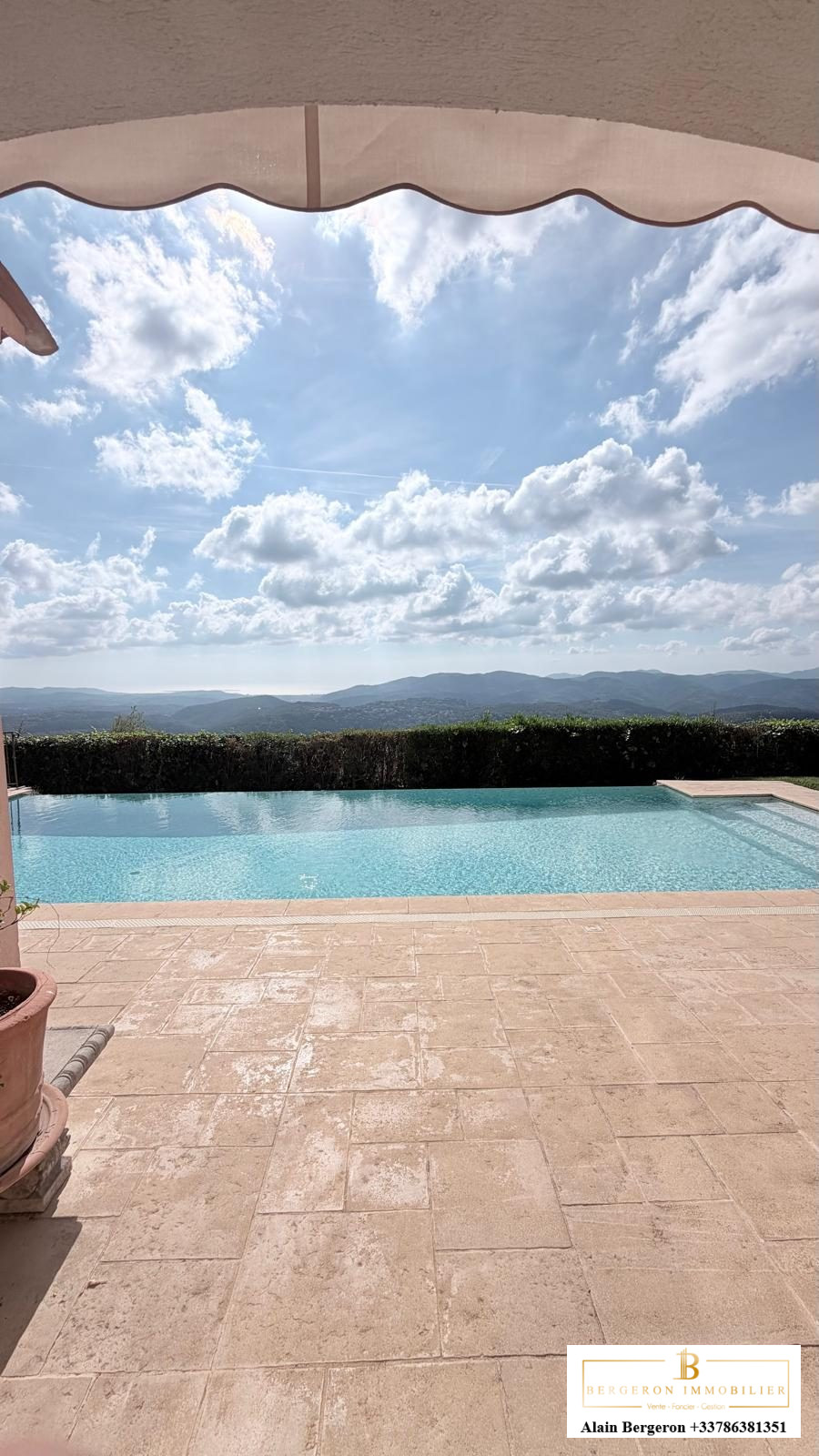 Villa avec vue panoramique à Spéracèdes Vue panoramique depuis une villa avec piscine à Spéracèdes, ciel nuageux.