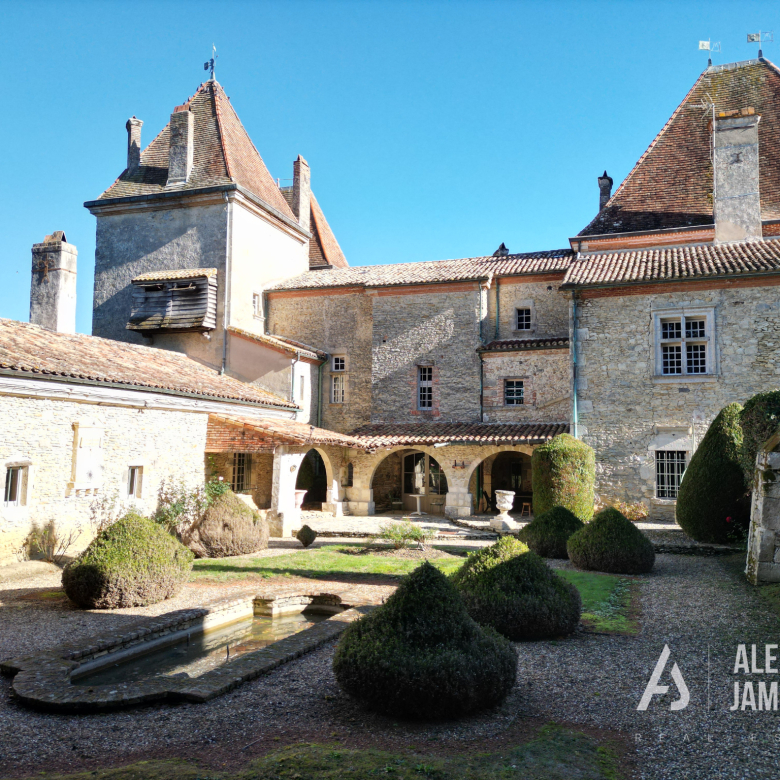 18th-century manor house with 11 bedrooms, outbuildings, and a swimming pool