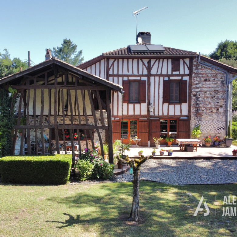 Manoir du XVIIIe siècle de 11 chambres avec dépendances, pis
