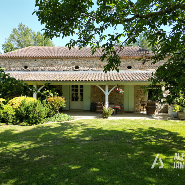 Renovated 3-room apartment – ​​Beaulieu-sur-Mer town center – Sea view