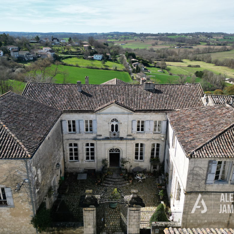 Propriété d’exception en Dordogne – Hameau rénové de 7 maiso