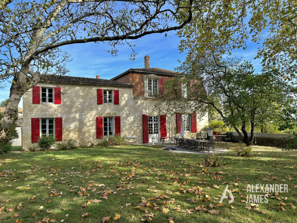 18th century manor house with 11 bedrooms and outbuildings
