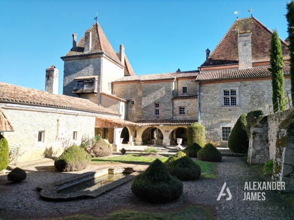 Splendid Renaissance-style Château in Lot-et-Garonne
