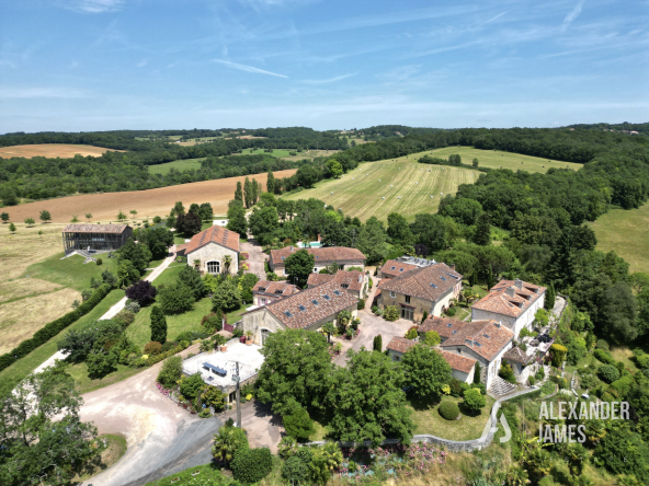 Propriété d’exception en Dordogne – Hameau rénové de 7 maiso