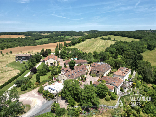 Propriété d’exception en Dordogne – Hameau rénové de 7 maiso