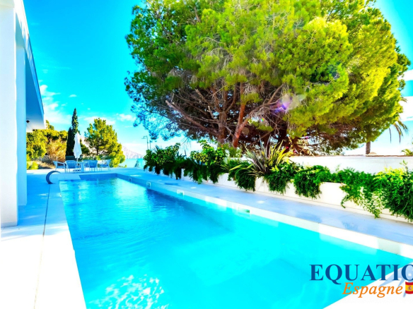 Villa contemporaine avec piscine en bord de mer à Altea, Espagne.