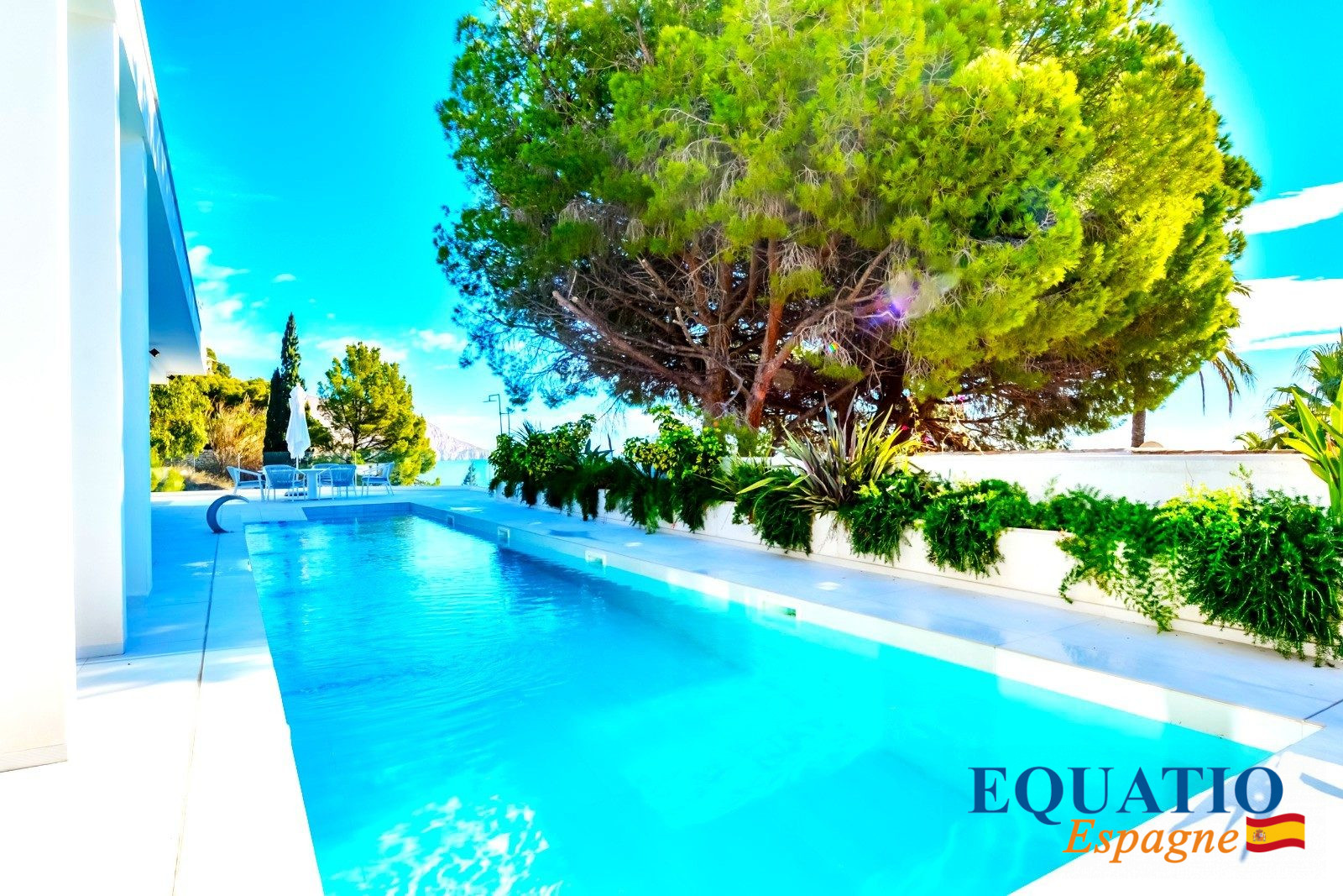 Villa moderne en bord de mer à Altea Villa contemporaine avec piscine en bord de mer à Altea, Espagne.