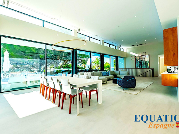 Intérieur d'une villa contemporaine à Altea avec salon, salle à manger et cuisine américaine.