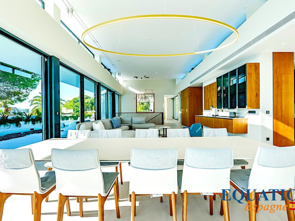 Intérieur d'une villa contemporaine à Altea avec grande pièce à vivre et cuisine ouverte.