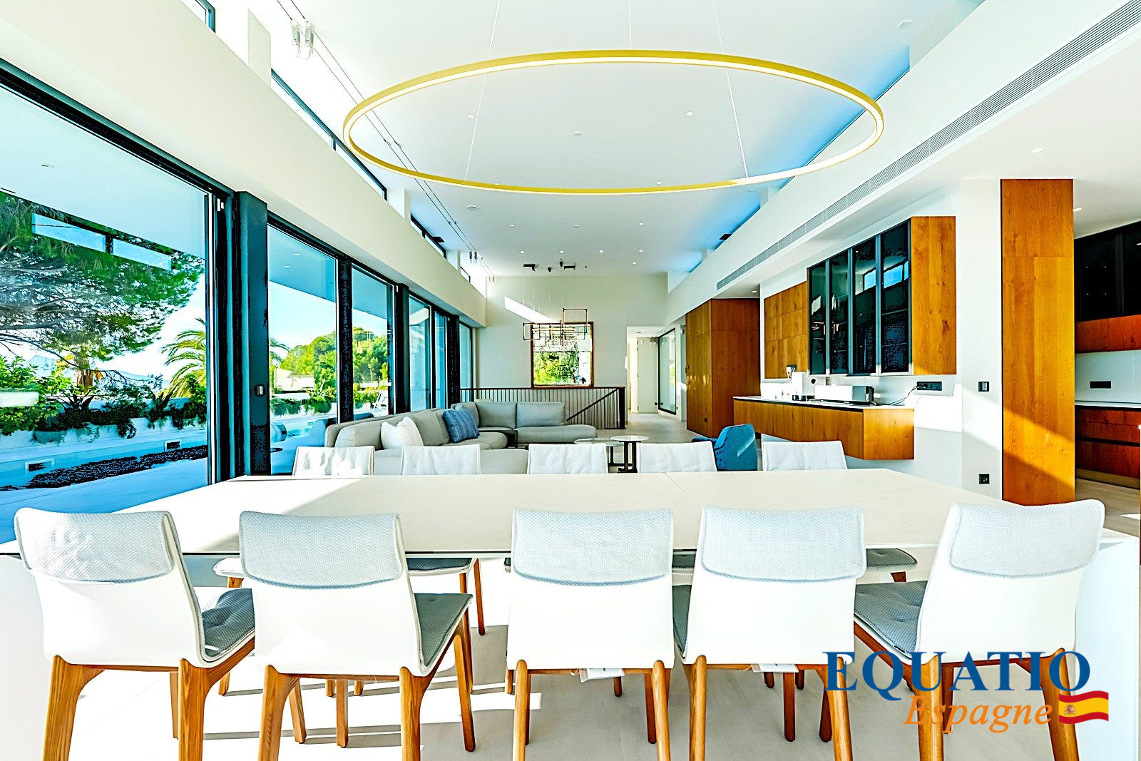 Villa contemporaine à Altea en bord de mer Intérieur d'une villa contemporaine à Altea avec grande pièce à vivre et cuisine ouverte.