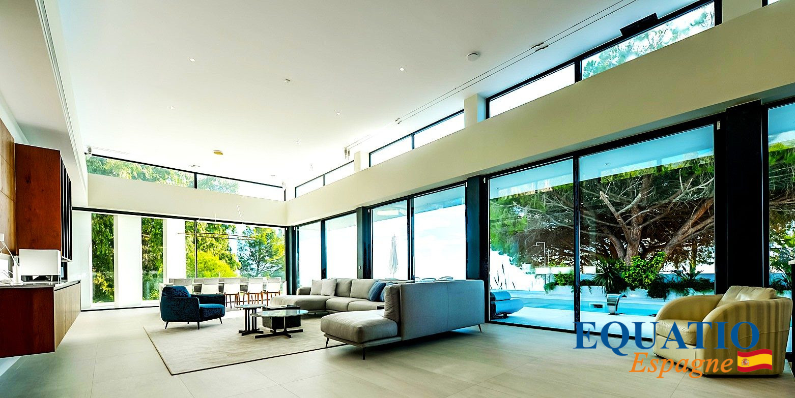 Villa contemporaine à Altea Intérieur d'une villa contemporaine à Altea avec vue sur la mer, salon spacieux et baies vitrées.